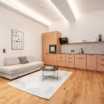 Apartamento Newly Furnished Town Hall By Reside Baltic