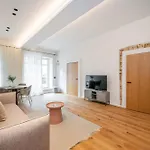 Apartamento Newly Furnished Town Hall By Reside Baltic