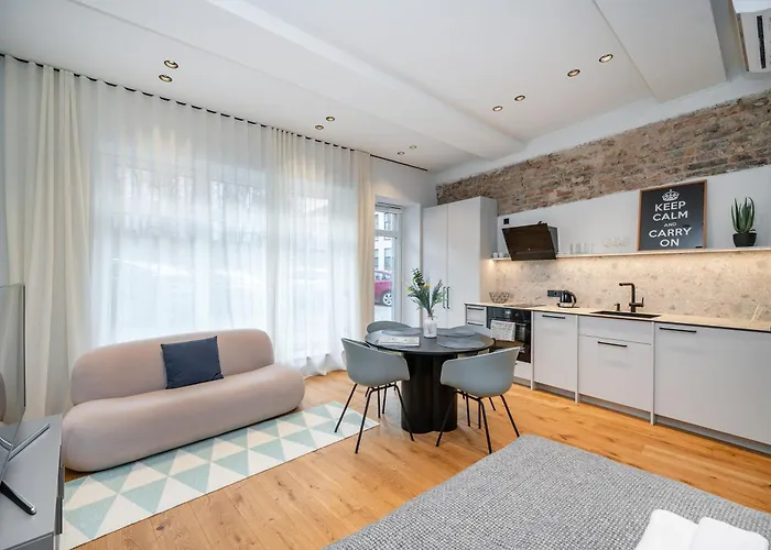 Newly Furnished Town Hall By Reside Baltic アパート